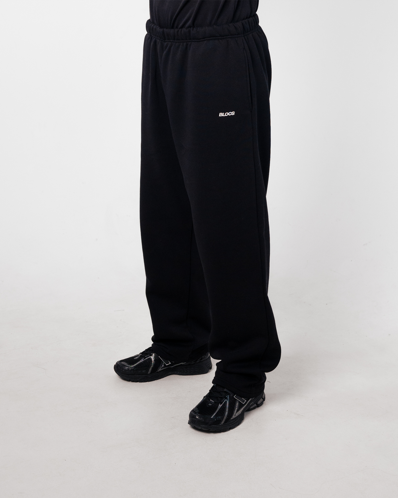 LOGO OPEN LEG JOGGER - BLACK