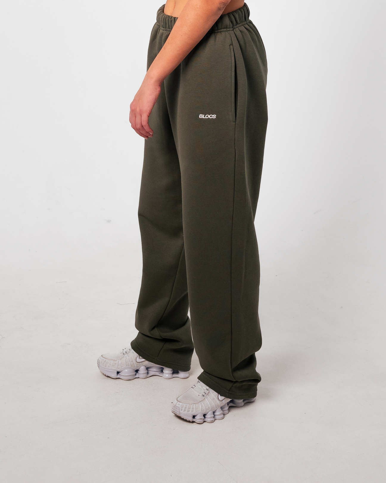 LOGO OPEN LEG JOGGER - KHAKI