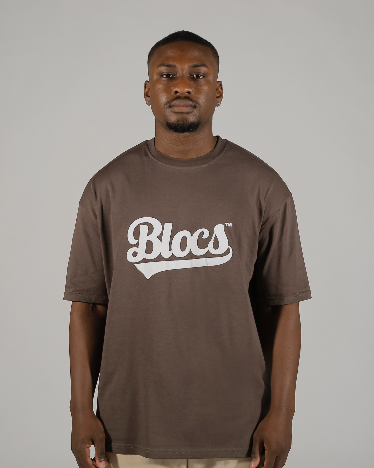 SCRIPT TEE - BROWN