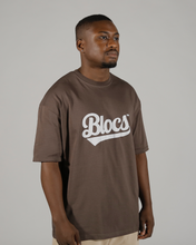 Lade das Bild in den Galerie-Viewer, SCRIPT TEE - BROWN
