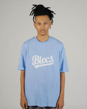 Lade das Bild in den Galerie-Viewer, SCRIPT TEE - LIGHT BLUE
