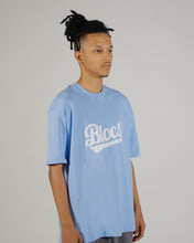 Lade das Bild in den Galerie-Viewer, SCRIPT TEE - LIGHT BLUE
